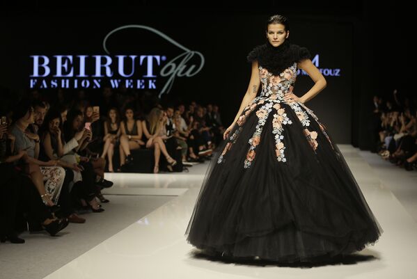 Модель демонстрирует платье ливанского модельера Абеда Махфуза во время Недели моды в Бейруте - Sputnik Литва