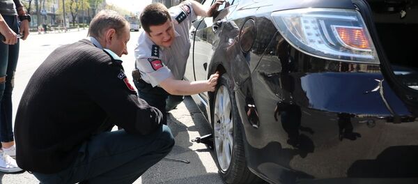 Полицейские меняет колесо Полицейские меняет колесо - Sputnik Lietuva