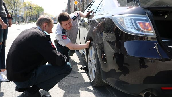 Полицейские меняет колесо - Sputnik Lietuva