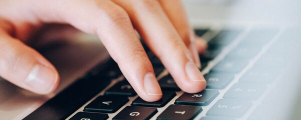 Мужчина работает за ноутбуком, архивное фото Мужчина работает за ноутбуком, архивное фото - Sputnik Lietuva