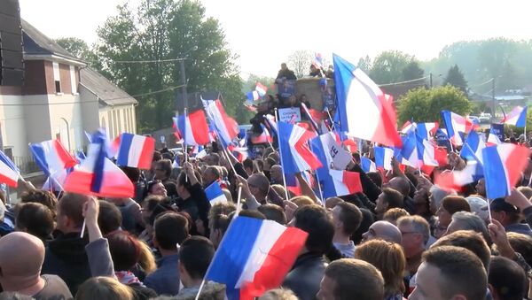 Последние перед вторым туром выборов митинги Макрона и Ле Пен прошли во Франции - Sputnik Литва