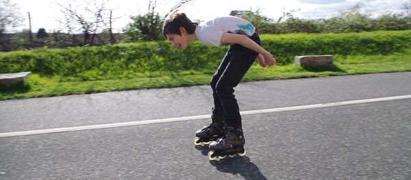 Мальчик едет на роликовых коньках Мальчик едет на роликовых коньках - Sputnik Литва