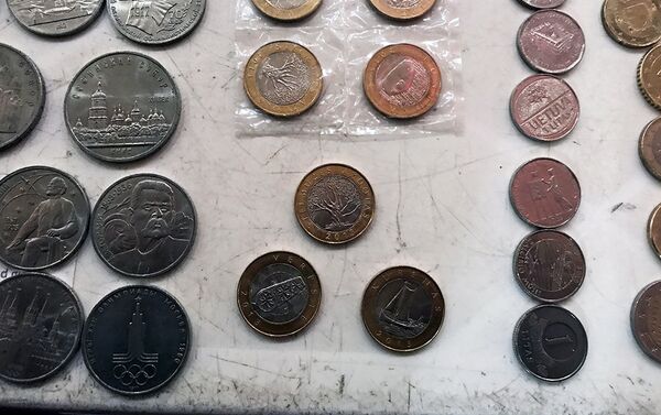 Литовские коллекционные монеты рядом с железными рублями эпохи СССР - Sputnik Литва