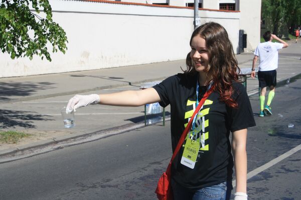 Волонтеры раздают воду во время марафона We run Vilnius - Sputnik Литва