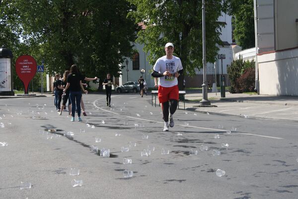 Пластмассовые стаканчики на улицах Вильнюса после марафона We run Vilnius - Sputnik Lietuva