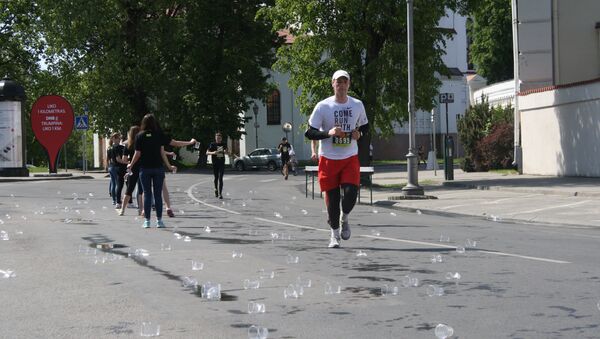 Пластмассовые стаканчики на улицах Вильнюса после марафона We run Vilnius - Sputnik Литва
