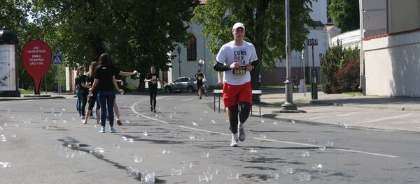 Пластмассовые стаканчики на улицах Вильнюса после марафона We run Vilnius - Sputnik Литва
