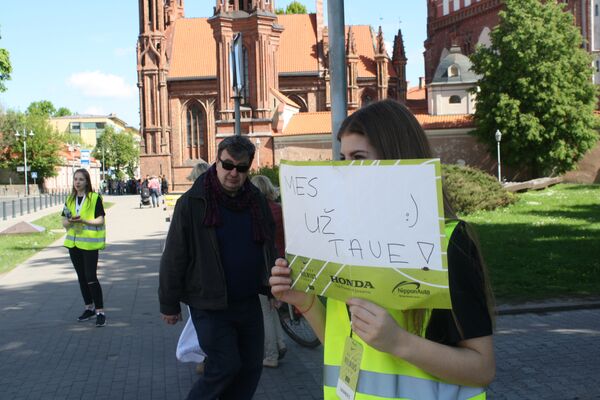 Волонтеры поддерживают бегунов во время марафона We run Vilnius - Sputnik Литва