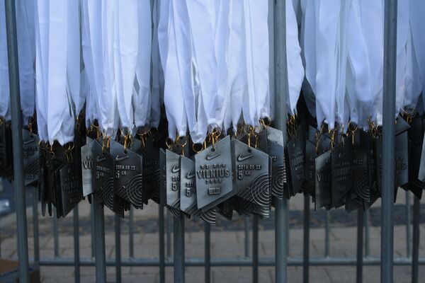 Не все символические медали преодолевшим 5 км марафонской дистанции We run Vilnius  были вручены - Sputnik Lietuva