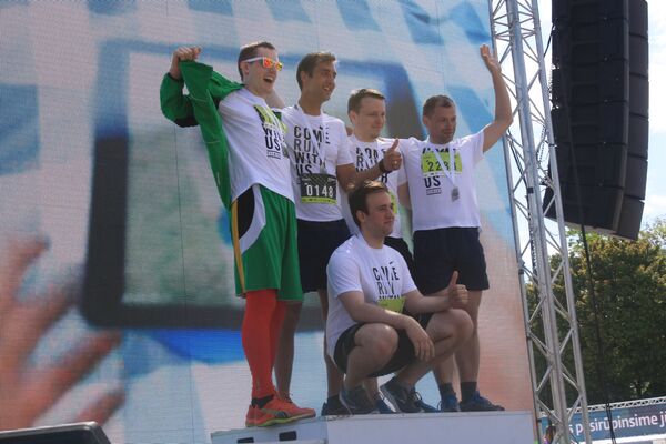 Пьедестал участников, прошедших всю дистанцию марафона We run Vilnius - Sputnik Литва