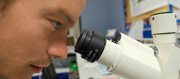 Ученый смотрит в микроскоп - Sputnik Литва