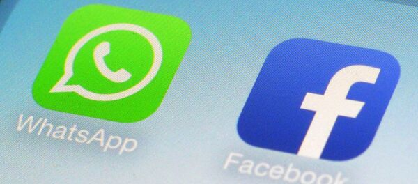 Приложения WhatsApp и Facebook - Sputnik Литва
