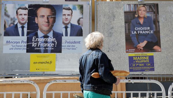 Женщина смотрит на плакаты с кандидатами в президенты Франции - Sputnik Литва