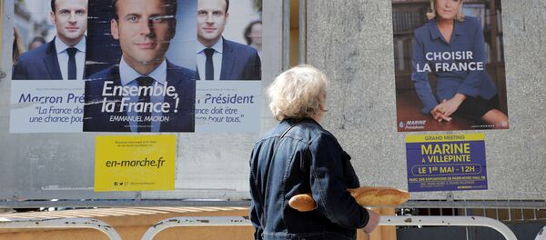 Женщина смотрит на плакаты с кандидатами в президенты Франции - Sputnik Литва