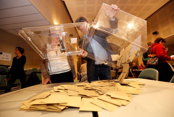 Официальные лица начали подсчет голосов - Sputnik Литва