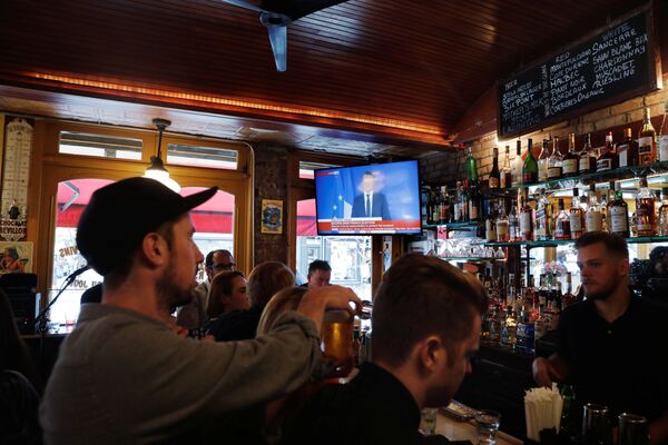 Жители Нью-Йорка в баре наблюдают за избранием президента Франции - Sputnik Литва