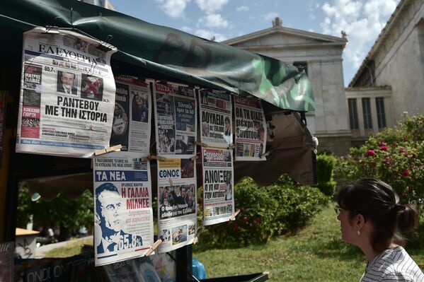 Женщина смотрит на заголовки греческих газет, где представлены результаты выборов - Sputnik Литва