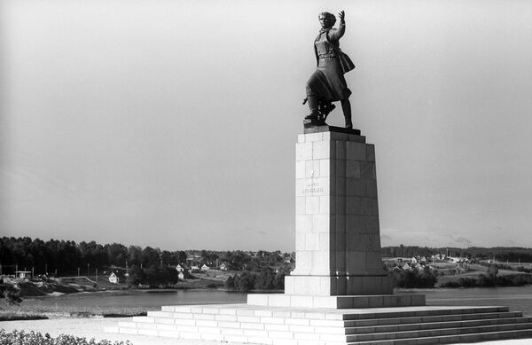 Памятник М.Мельникайте в городе Зарасай - Sputnik Литва