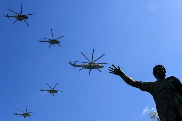 Российские вертолеты Ми-8 и Ми-26 пролетают над Красной площадью во время репетиции военного парада Победы - Sputnik Литва