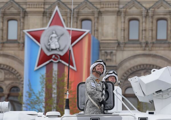 Военный парад, посвящённый 72-й годовщине Победы, в городах России - Sputnik Литва
