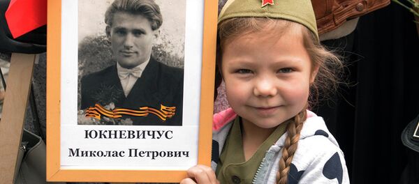 Юная участница Бессмертного полка в Литве с фотографией прадеда - Sputnik Литва