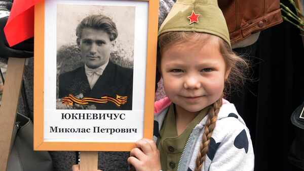 Юная участница Бессмертного полка в Литве с фотографией прадеда - Sputnik Литва