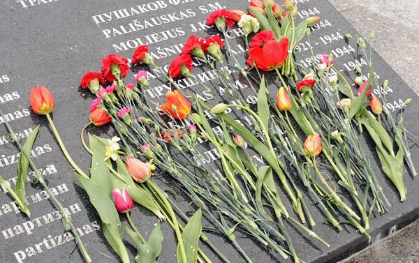 Gėlės ant marmuro plokštė su Antakalnio kapinėse palaidotų karių pavardėmis - Sputnik Lietuva