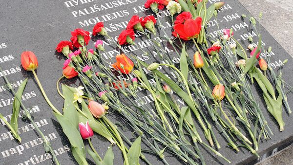 Цветы на мраморной плите с именами воинов захороненных на Антакальнисском кладбище Вильнюса - Sputnik Lietuva