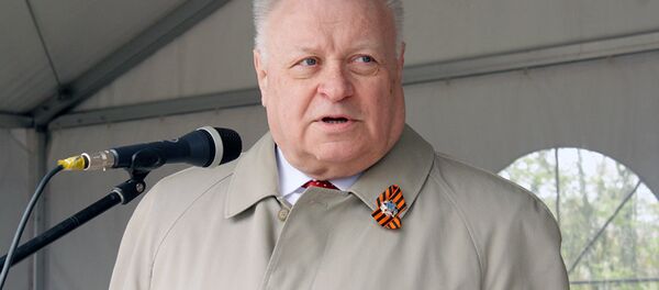 Чрезвычайный и полномочный посол России в Литве Александр Удальцов выступает перед участниками акции Бессмертный полк Чрезвычайный и полномочный посол России в Литве Александр Удальцов выступает перед участниками акции Бессмертный полк - Sputnik Lietuva