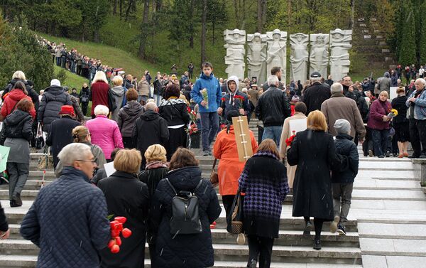 Nemirtingųjų pulkas vyko šalia memorialo Antakalnio kapinėse - Sputnik Lietuva