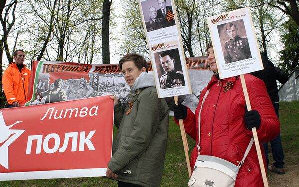 Rusų mokuklų mokiniai su Nemirtingųjų pulko plakatais - Sputnik Lietuva