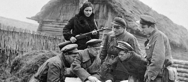 Командование партизанского отряда обсуждает план действий - Sputnik Литва