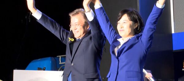 Мун Чже Ин поблагодарил ликующих сторонников за поддержку Мун Чже Ин поблагодарил ликующих сторонников за поддержку - Sputnik Литва