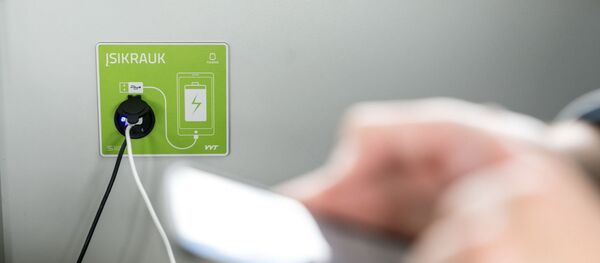 Приспособления для гаджетов в общественном транспорте - Sputnik Литва