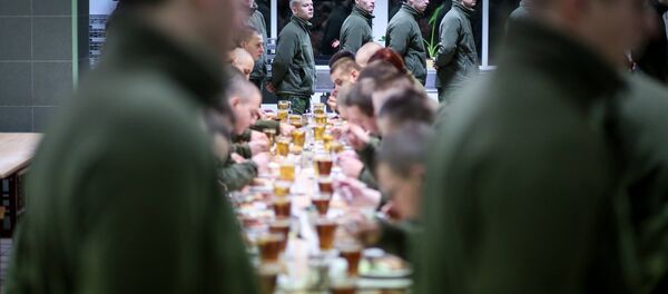 Солдаты в столовой Солдаты в столовой - Sputnik Lietuva