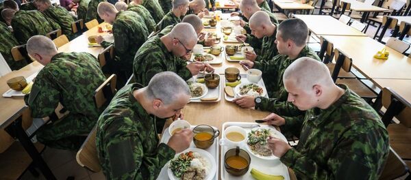 Солдаты обедают Солдаты обедают - Sputnik Литва
