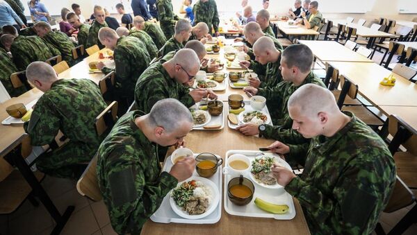 Солдаты обедают - Sputnik Литва
