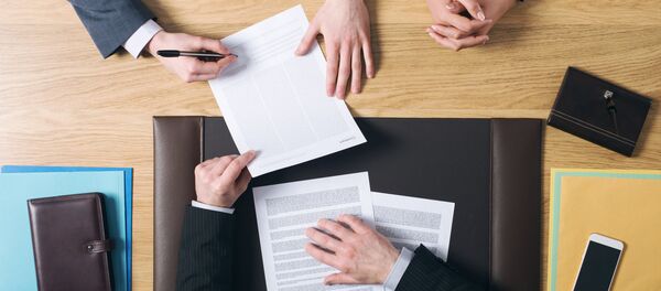 Адвокат и обвиняемый работают над делом - Sputnik Lietuva