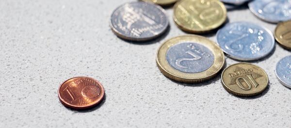 Один евроцент и литовские литы Один евроцент и литовские литы - Sputnik Литва