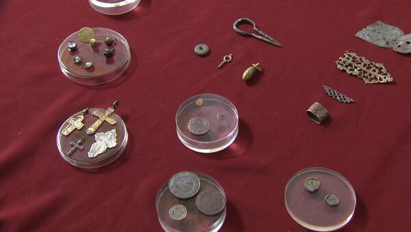 Археологи показали найденные монеты эпохи Ивана Грозного - Sputnik Литва