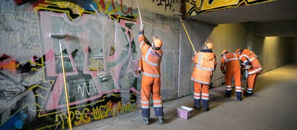 Рабочие закрашивают стены - Sputnik Литва
