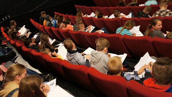 Литовские школьники участвуют в мероприятии День кино молодого зрителя - Sputnik Литва