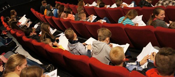 Литовские школьники участвуют в мероприятии День кино молодого зрителя Литовские школьники участвуют в мероприятии День кино молодого зрителя - Sputnik Lietuva