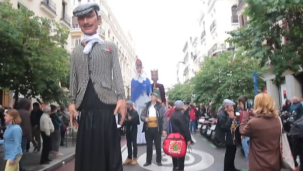 Парад из гигантских кукол прошел по улицам Мадрида - Sputnik Литва