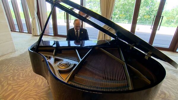 Путин сыграл на рояле в Китае - Sputnik Литва