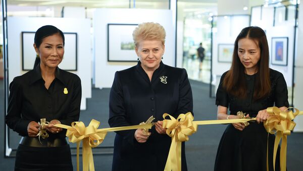 Президент Даля Грибаускайте открыла выставку работ литовских иллюстраторов в Бангкоке - Sputnik Литва