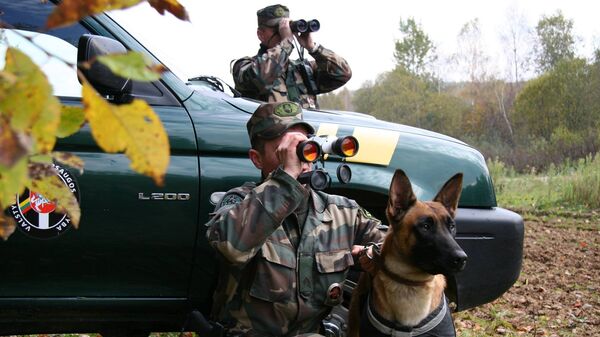 Литовские пограничники со служебной собакой, архивное фото - Sputnik Литва