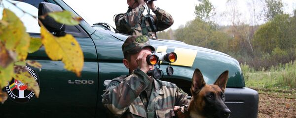 Литовские пограничники со служебной собакой - Sputnik Литва