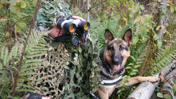 Литовский пограничник со служебной собакой - Sputnik Lietuva