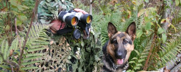 Литовский пограничник со служебной собакой Литовский пограничник со служебной собакой - Sputnik Литва